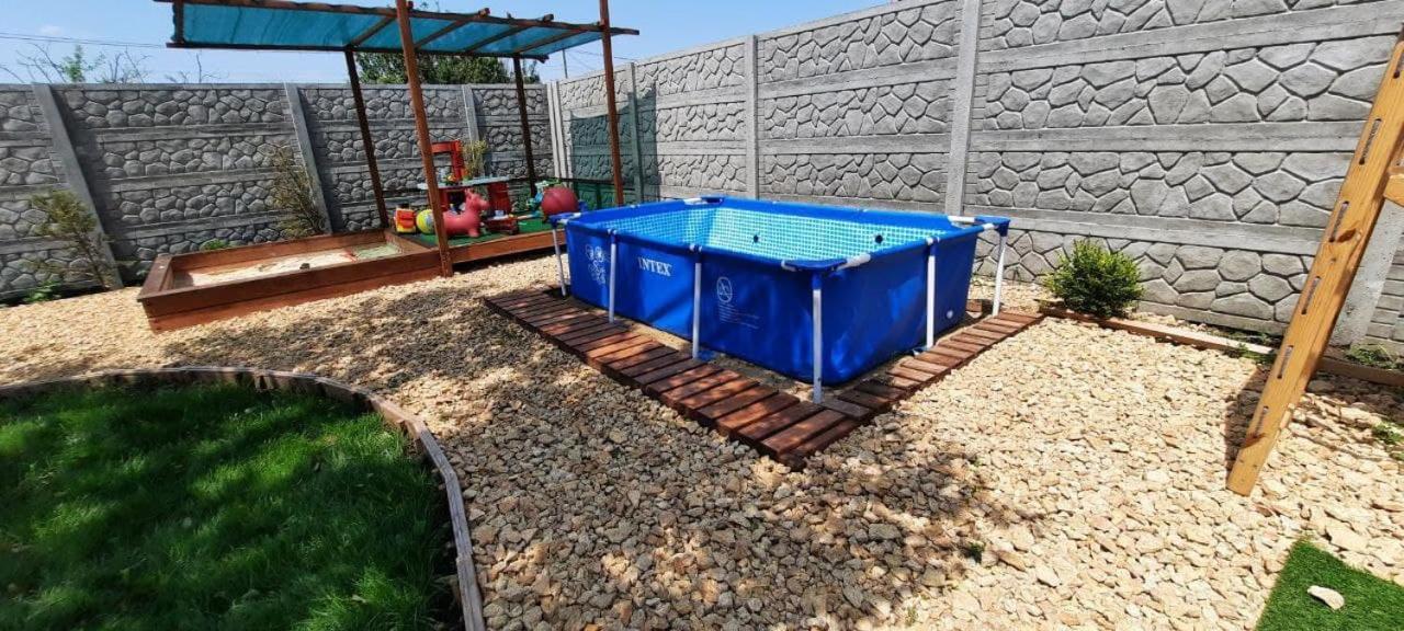 новый дом целиком 800м от моря за городом в тихом уютном месте Apartment Chornomorsk